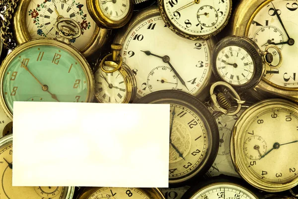 Tarjeta en blanco sobre un fondo de colección de relojes de bolsillo vintage . —  Fotos de Stock