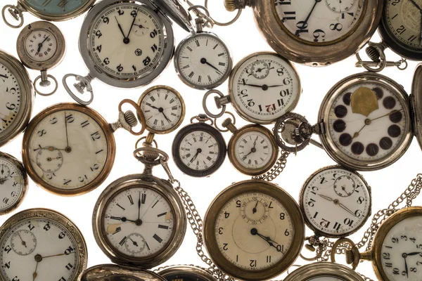 Σύνολο ρολόι vintage τσέπης σε λευκό φόντο. — Φωτογραφία Αρχείου