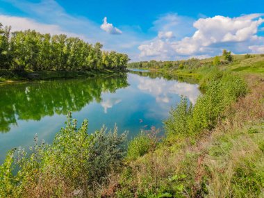 Bir yaz güneşli günde bir nehir görüntü ile manzara.