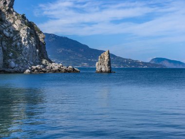 Güneşli bir yaz deniz kayalıklarla.