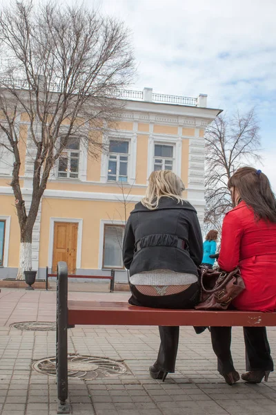 Оренбург, Россия, 7 апреля 2010 г. Две юные леди сидят на б — стоковое фото