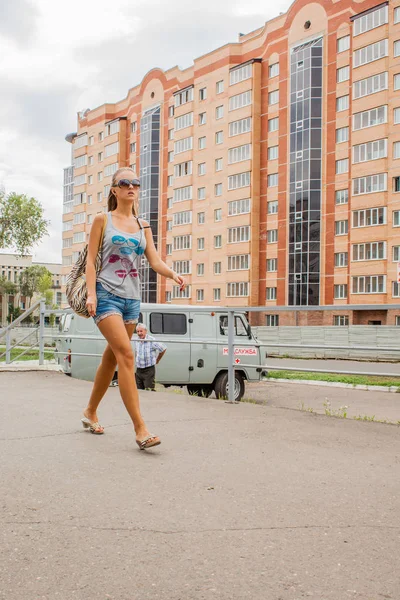Оренбург, Россия, 14 июля 2010 г. Красивая девушка в шортах ходит — стоковое фото