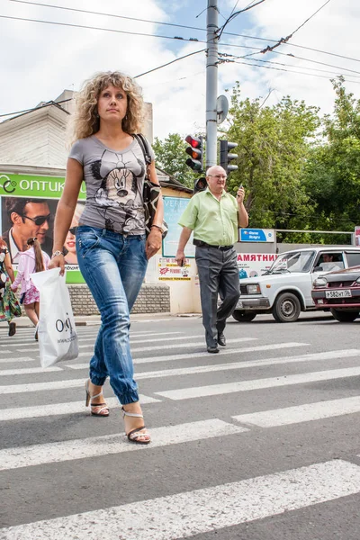 Orenburg, Russia, July 15, 2010. A pretty girl is walking on a p — Stock Photo, Image