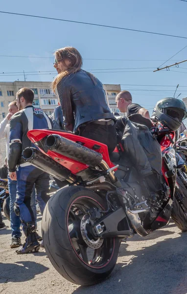 Rusya, Orenburg, 29 Nisan 2017. Orenburg hayranları Moto toplandı
