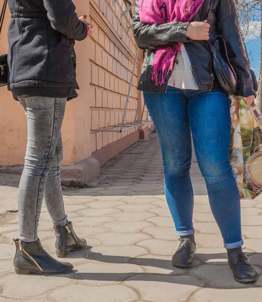 Две стройные девушки разговаривают на улице. . — стоковое фото