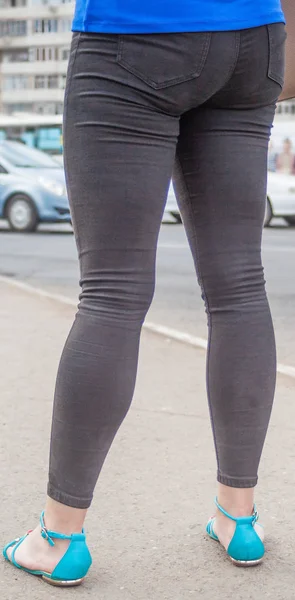 Een jonge vrouw staat in de straat denken. Stockfoto