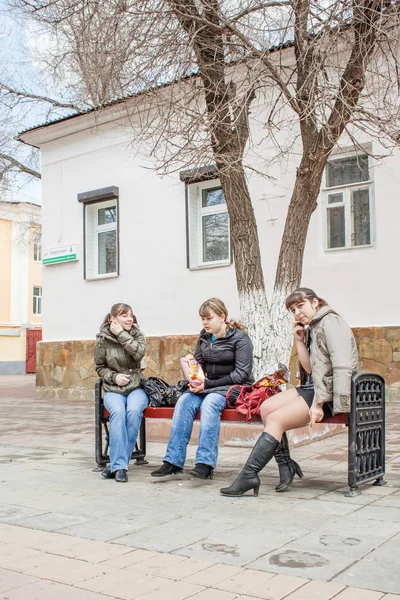 Orenburg, Russia, April 17, 2010. Two blind young girls are exti — Stock Photo, Image