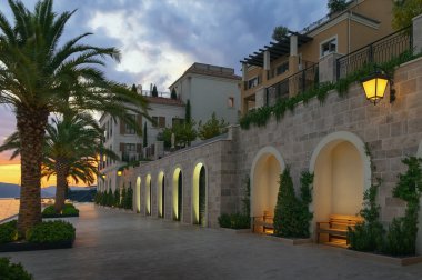 Akşam ışıklar. Setin şehrin Tivat, Karadağ