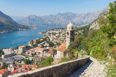 Kotor kale için yoldan görünümü Church of Our Lady, çare ve Kotor şehir. Karadağ