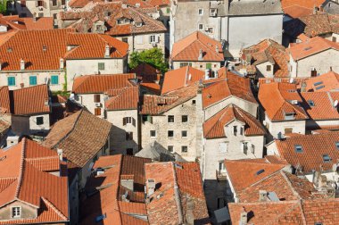 Kırmızı çatılar eski Kotor şehir. Karadağ