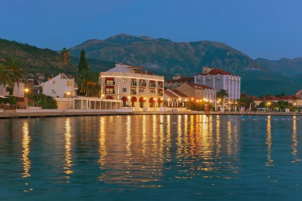 Embankment de la ciudad de Tivat en la noche, Montenegro —  Fotos de Stock