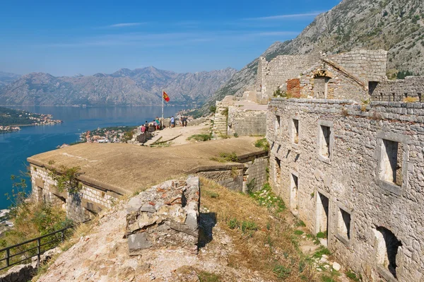 Vista da fortaleza de São João (San Giovanni) e Baía de Kotor. Kotor, Montenegro — Fotografia de Stock