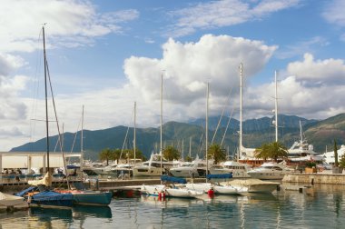 Tivat şehirde sonbahar, Karadağ, bağlantı noktasının görünümü