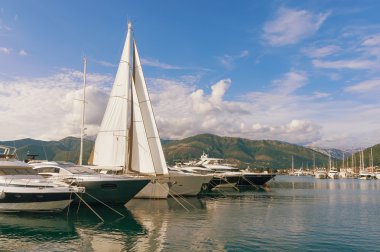  Tivat City güneşli bir sonbahar günü, Karadağ üzerinde bağlantı noktası