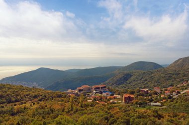 Tepeler ve dağlar Budva şehir yakınında. Karadağ 