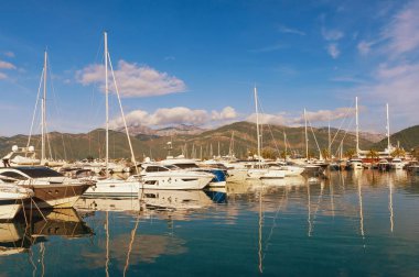 Tivat şehirde sonbahar, Karadağ, bağlantı noktasının görünümü