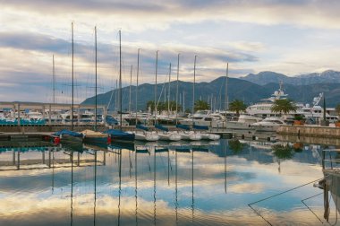 Kış Karadağ. Tivat şehir limanda