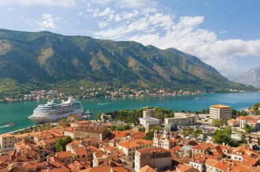 Kotor şehir ve Boka Kotorska Bay görünümünü. Karadağ 