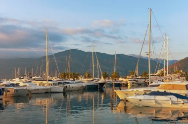 Tivat şehir limanda görünümünü. Karadağ
