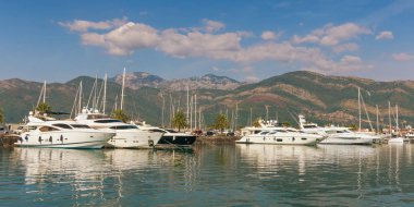 Yat marina view dağ arka plan ile. Karadağ