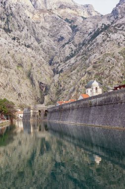 Skurda nehir ve duvar eski Kotor şehir görünümünü. Karadağ