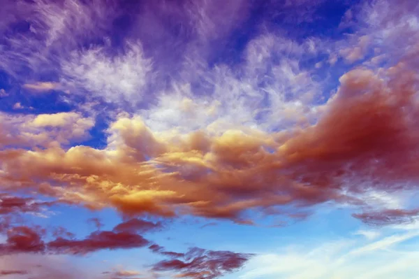 Wieczorem kolorowe chmury o zachodzie słońca — Zdjęcie stockowe