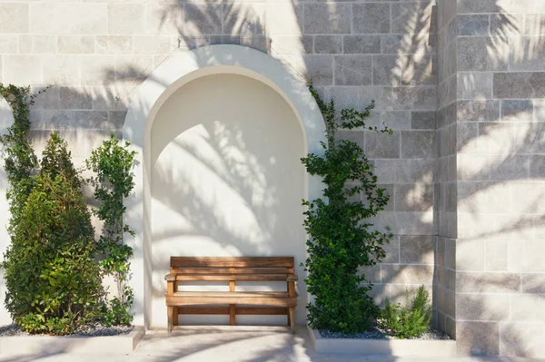 One bench in the shade of a palm tree — Stock Photo, Image