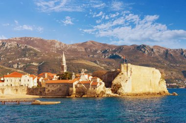 Eski Budva şehir manzaralı dağ arka plan. Karadağ