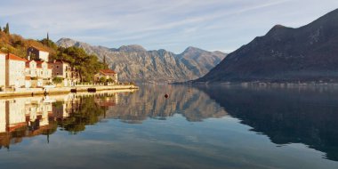 Işık ve gölge Boka Kotorska Körfezi ve Perast şehrin görüntüleyin. Karadağ