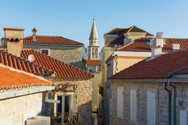 Leyleklerin çan kulesi St John Kilisesi. Budva eski şehir. Karadağ