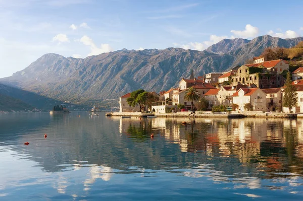 Perast şehir görünümünü bir güneşli kış gününde. Kotor Körfezi, Karadağ