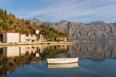 Perast ortaçağ şehir görünümünü. Kotor Körfezi, Karadağ