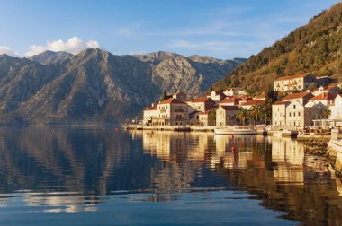 Perast şehir görünümünü. Kotor Körfezi, Montenenegro