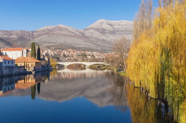 Перегляд Trebisnjica річка в міста Trebinje, Боснія і Герцеговина — стокове фото