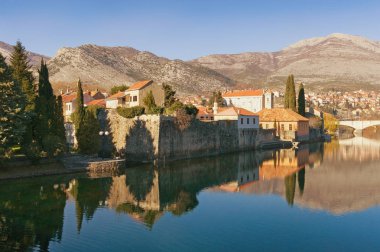 Trebin City Trebisnjica nehir manzarası. Bosna Hersek.