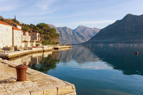 Perast kasaba bir güneşli kış gününde çıkabilir. Kotor Körfezi, Karadağ