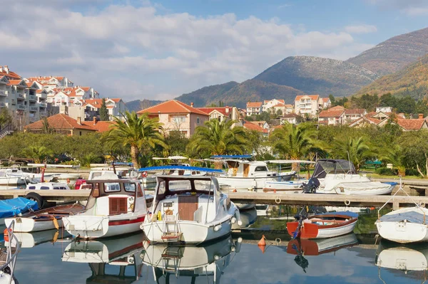 Balıkçı tekneleri Marina Kalimanj Tivat, Karadağ'ın görünümünü