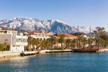 Tivat şehir Lovcen dağ içinde belgili tanımlık geçmiş ile çıkabilir. Karadağ