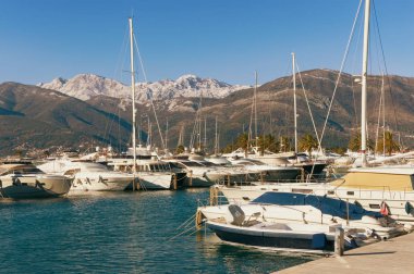 Tivat şehir bir güneşli kış günü limanda. Karadağ