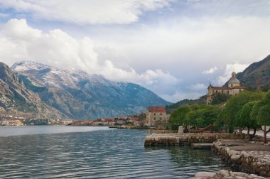 Kotor Körfezi bir bulutlu kış gününde. Karadağ