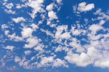 arka plan beyaz bulutlar ile mavi gökyüzü