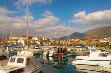 Limanındaki balıkçı tekneleri. Marina Kalimanj Tivat, Karadağ
