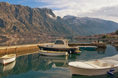 Balıkçı tekneleri Kotor Körfezi içinde. Karadağ