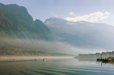 Kotor Körfezi üzerinden sabah sis. Karadağ
