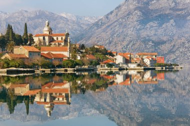 Kotor Körfezi ve Prcanj kasaba. Karadağ