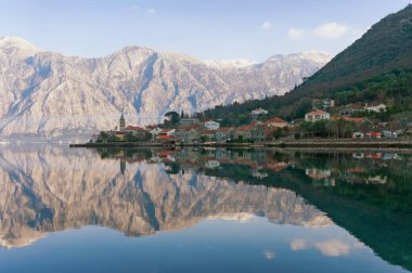 Kotor Koyu'ndaki deniz Stoliv köyü yakınlarında. Karadağ