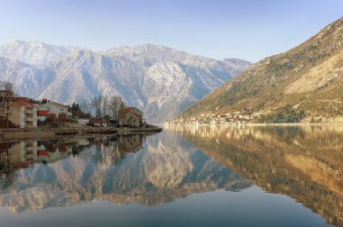 Kotor Körfezi kışın sahil Stoliv köyü yakınlarında. Karadağ