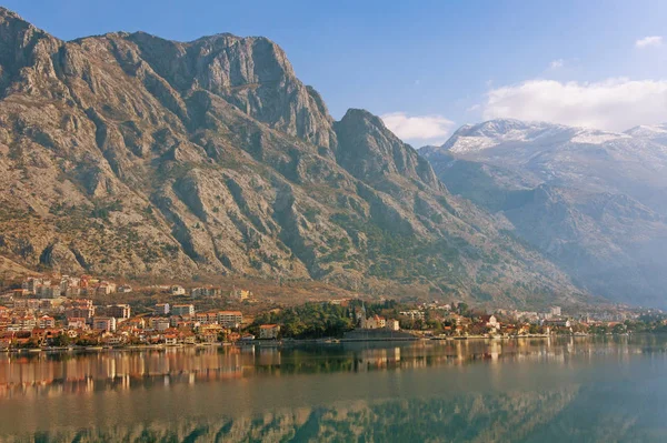 Pueblo costero Dobrota situado al pie de una montaña. Bahía de Kotor, Montenegro —  Fotos de Stock