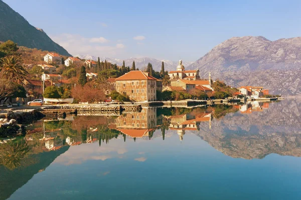 Kotor Körfezi Prcanj town yakınındaki. Karadağ