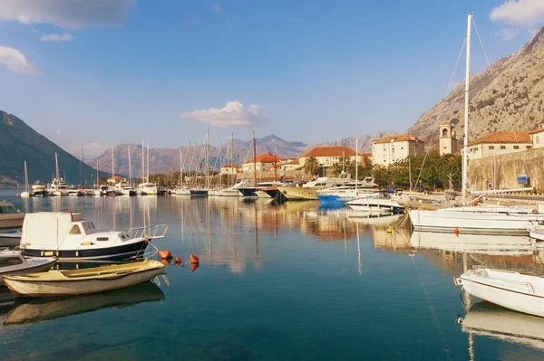 Vista de la bahía de Boka Kotorska cerca de la ciudad de Kotor. Montenegro —  Fotos de Stock